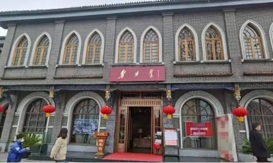 1950年，3名军人到成都三桥南街某餐馆吃饭，进门之后只点了一菜一汤，可老板娘听