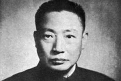1949年，毛人凤下令处死朱君友。朱君友坦然赴死，却发现枪决他的2名特务，朝他频