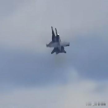 两架EA-18G“咆哮者”电子战机贴脸飞行，双双“殉情”
      本来是一场