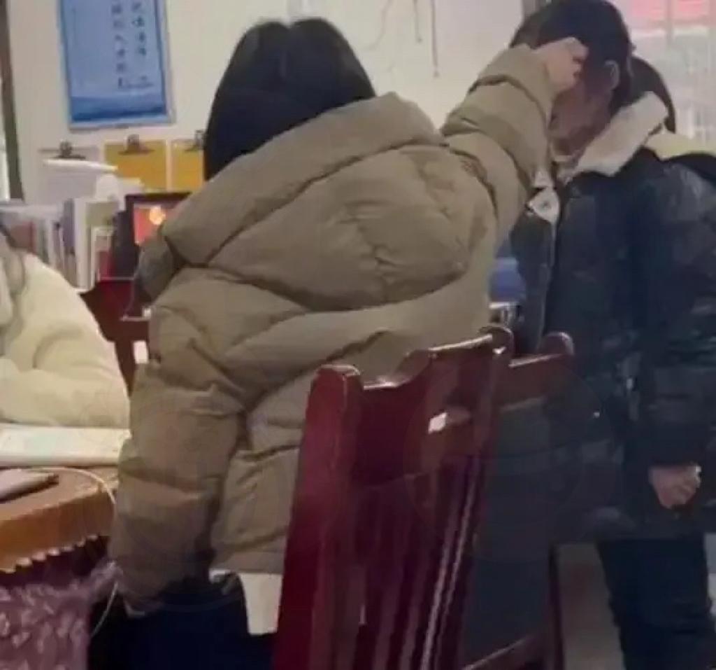 打人老师被开除！这事儿看着解气，但背后的问题更该琢磨琢磨！

10月9号广西南宁