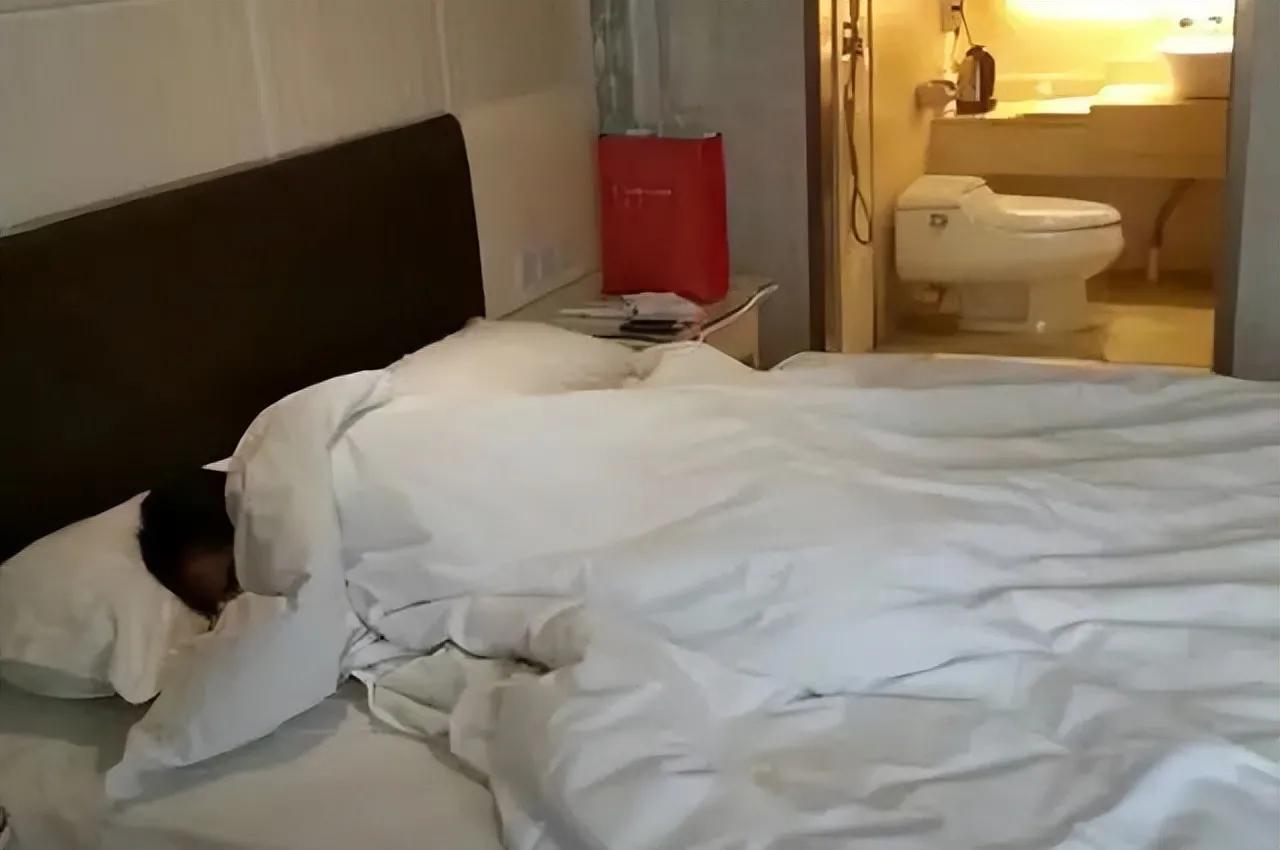 “都是报应！”山西大同，一女子在卖淫窝点内，为躲避警方突袭检查，竟用床单绑住管道