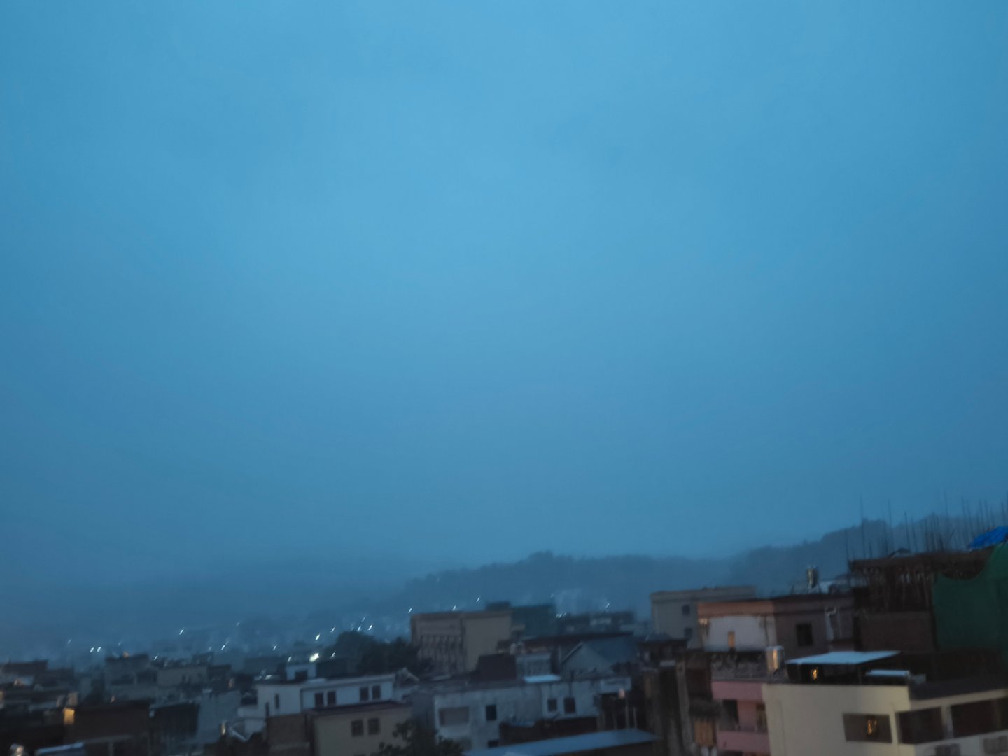 这台风怎么还不走，我这都下了一天雨了 