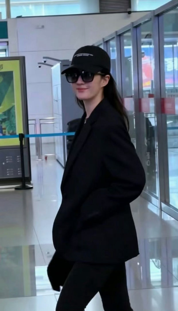 网友上海高铁站偶遇刘亦菲神仙姐姐私下也这么美[哇] ​​​