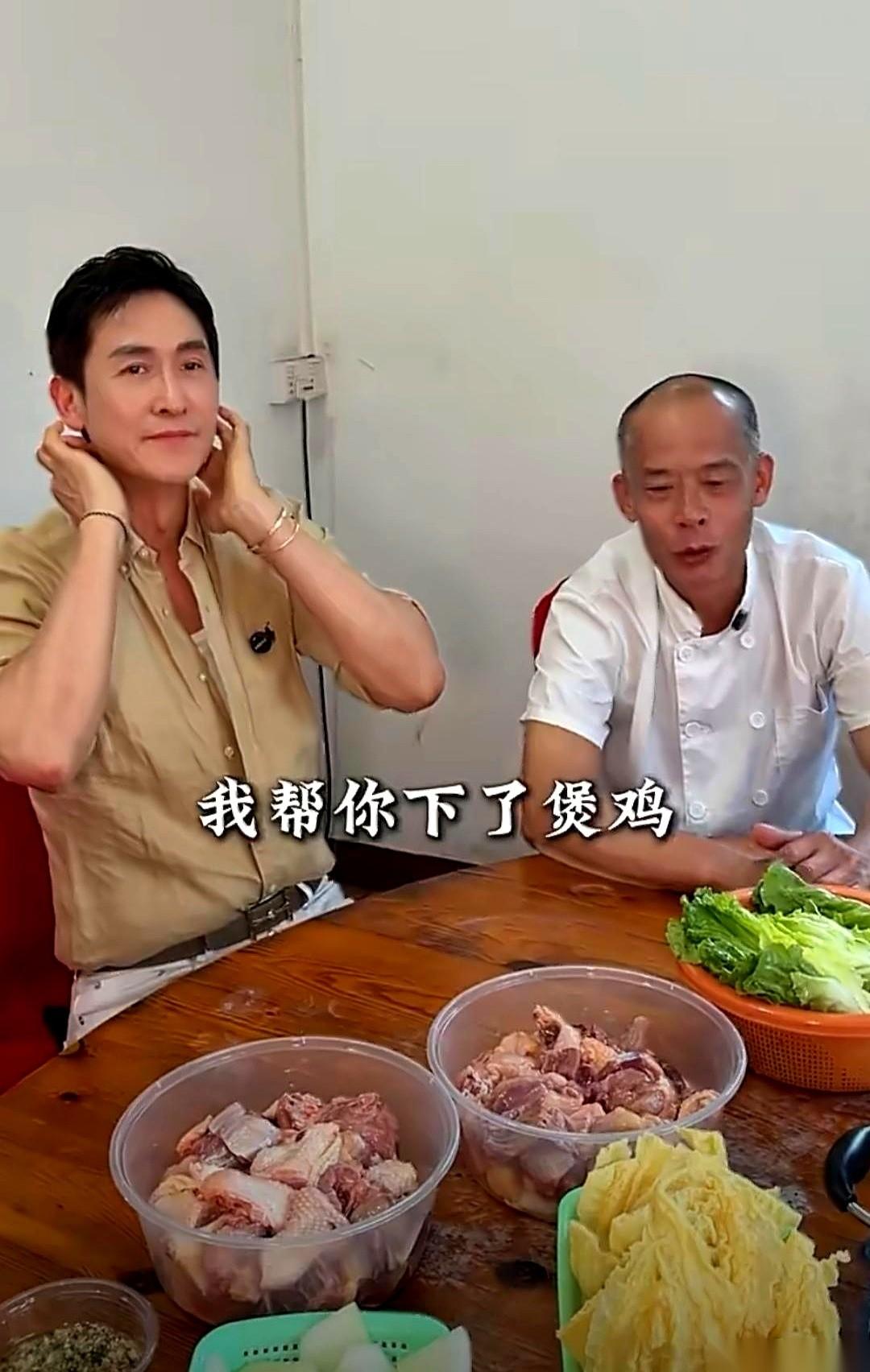 李国麟去莫氏鸡煲，没人觉得奇怪。
骆应钧也坐在那，大家点点头，懂，老戏骨就好这口