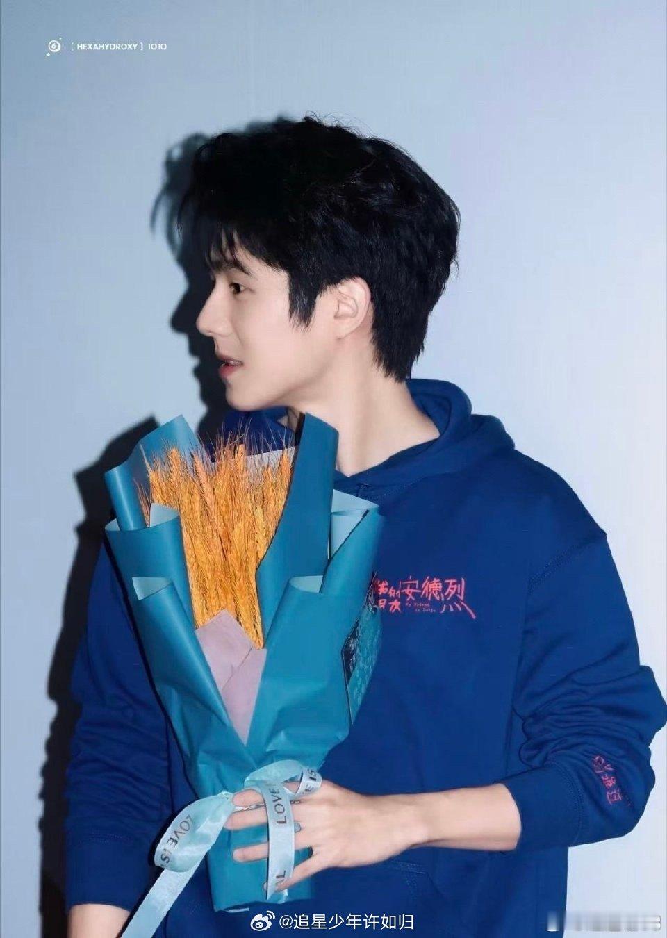 听刘昊然解读才懂李默大衣的沉重 刘昊然读懂了李默的“铠甲”。那件薄大衣，是李默面