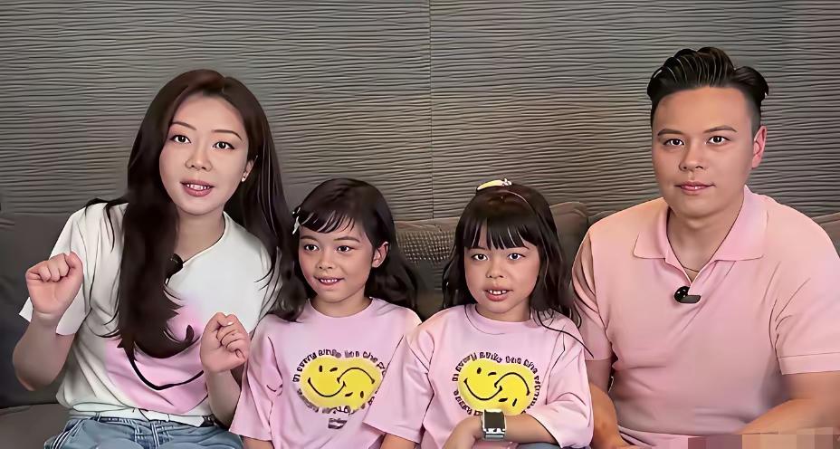 熊黛林可真有福气呀，生了一对双胞胎的女儿！两个小姑娘长着大大的眼睛，十分的可爱，
