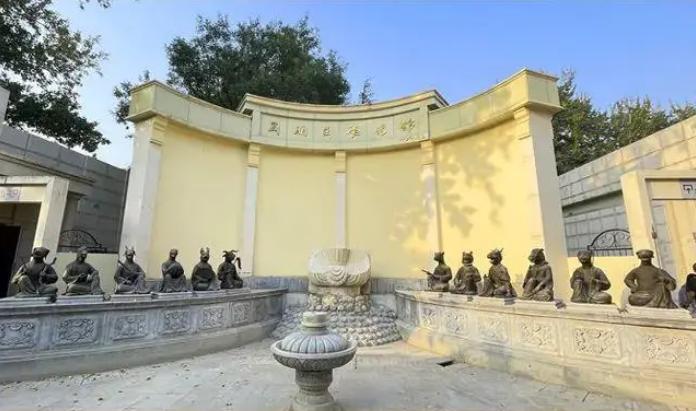 1985年，一位美国人在法国散步，无意间望了望路边的私人别墅，竟看到有两只铜做的