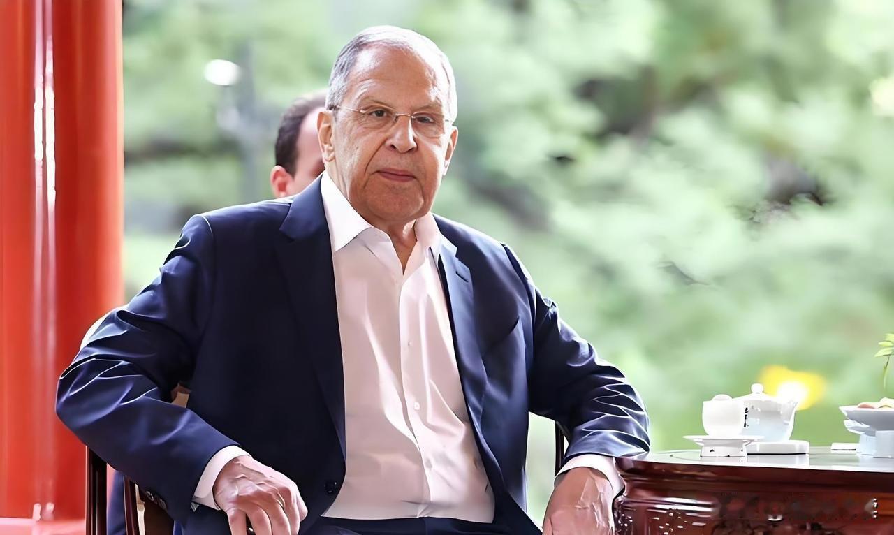 拉夫罗夫抵京，领带也没系，很轻松！
北京时间4月14日，拉夫罗夫应王毅外长邀请抵