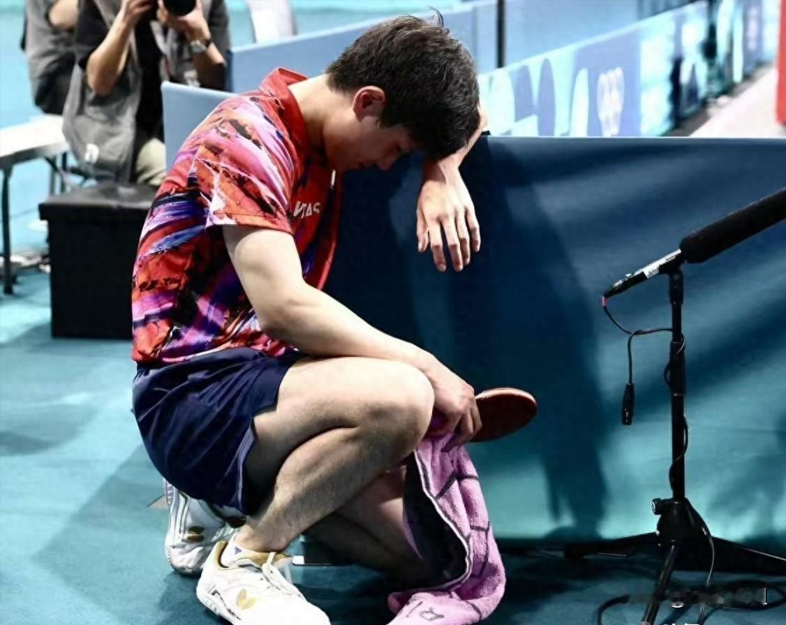 终于理解了，
张本智和为何被日媒冷落，
最根本的原因不是他输了球，而是他输不起。