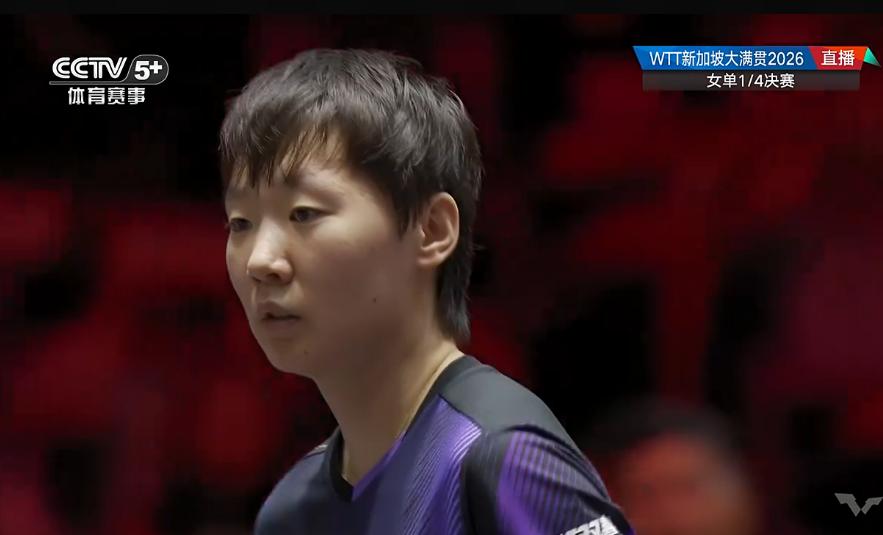 【王曼昱11-8张本美和，拿下第一局】WTT 新加坡大满贯女单1/4决赛，王曼昱