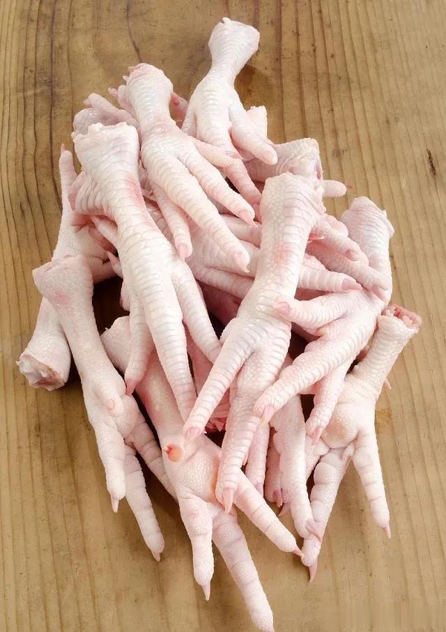 一直不太理解鸡肉都挺便宜的为啥子鸡爪会那么贵，不管是在超市买冻的还是新鲜的都贵，