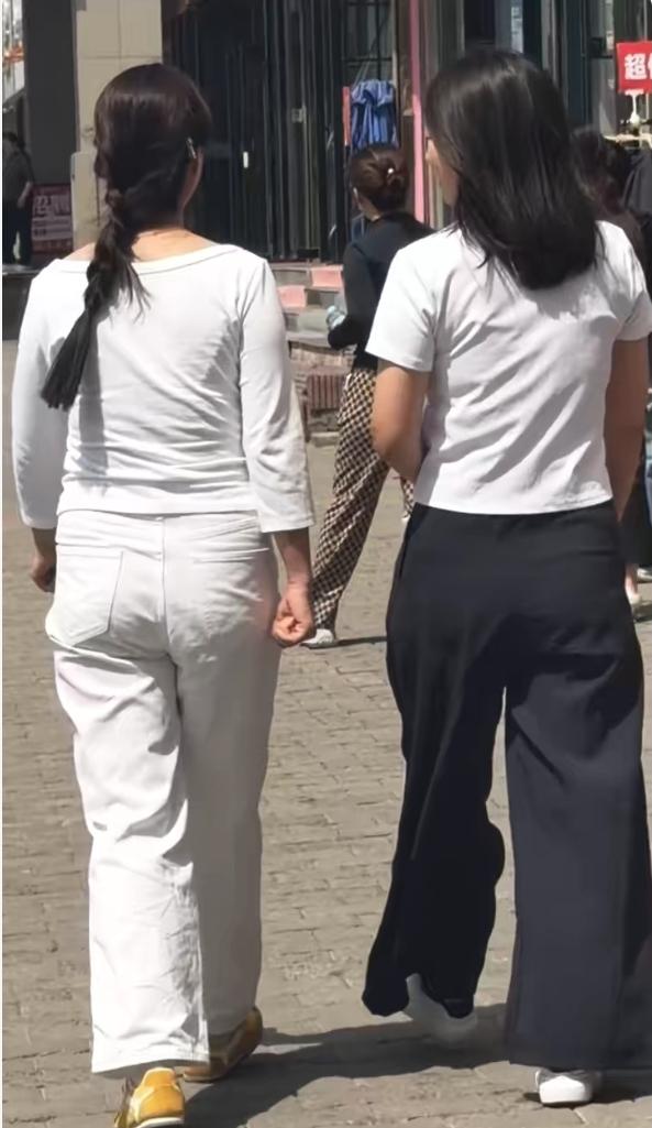 漂亮姐妹逛街。