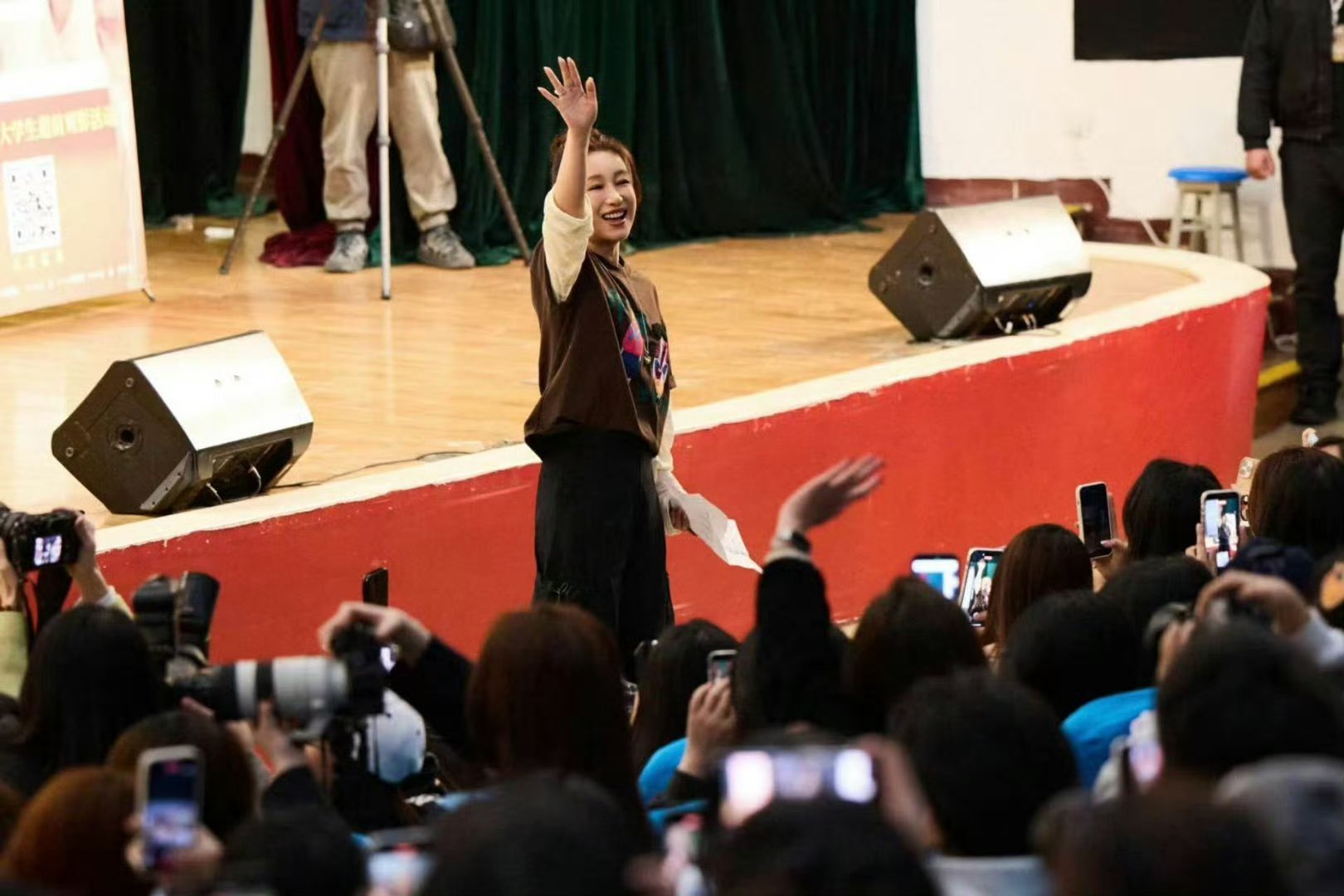 居然有人能把秦海璐说哭秦海璐姐的反差感太迷人了她也有着非常感性的一面 