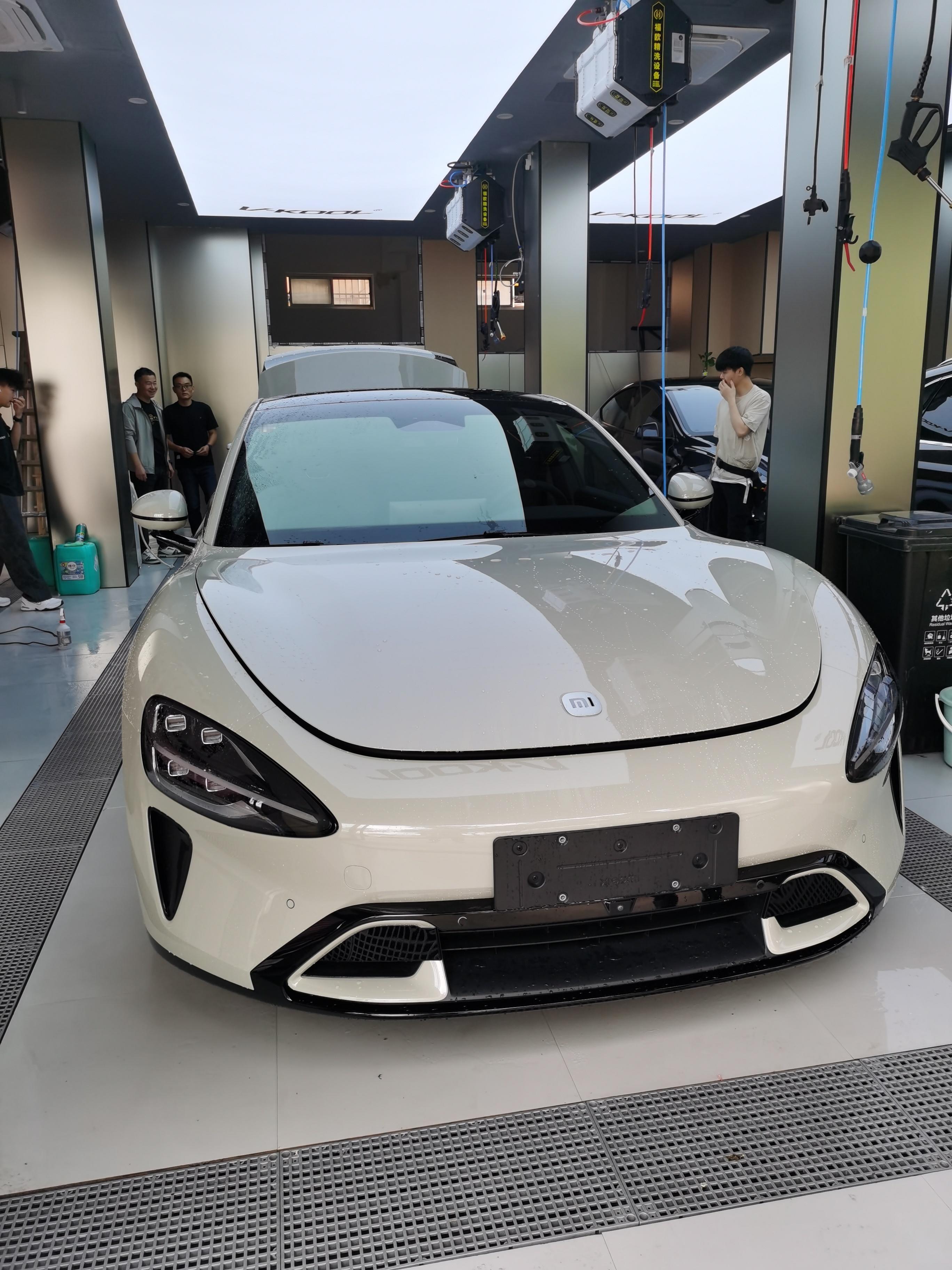 洗车店偶遇一台SU7[开学季] ​​​