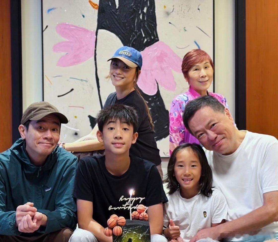陈小春为大儿子庆13岁生日，岳父母出镜合影7月1日，陈小春晒一家人合影，岳父母出