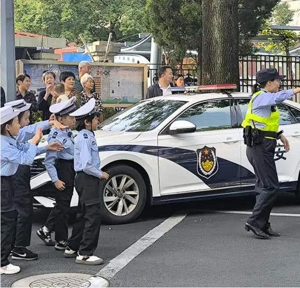 10月16日，上海浦东街头上演了一场别开生面的交通安全宣传活动。一群“小小交警”