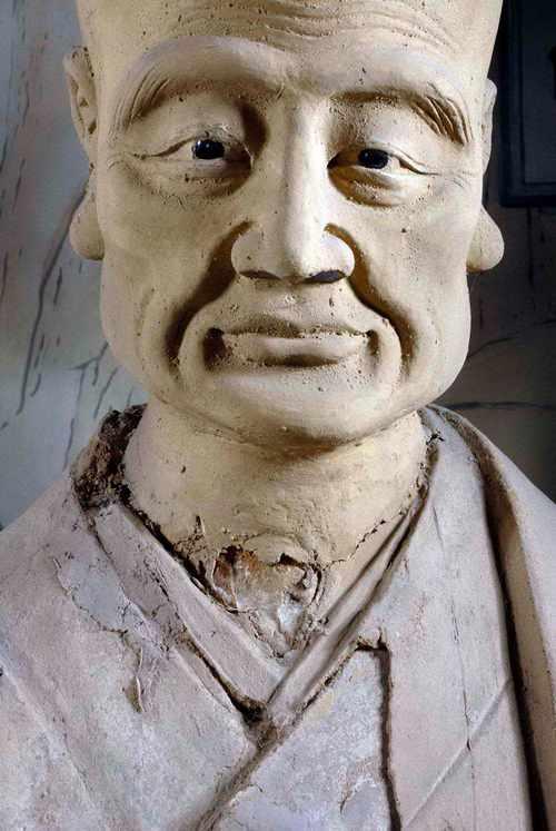 1996年的山西绵山，一个村民跟着开发组上山清理寺庙。手刚碰到一尊佛像，"哗啦"