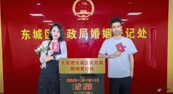 这女的嫁了个印度人，不知道图他啥？
人长的不帅，也没有啥钱
只能说这女的口味太重