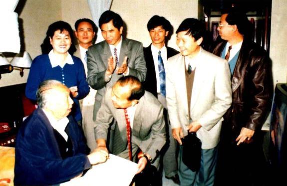 1996年1月29日，华国锋(左一)视察徐闻。县长李昌梧(后排左三)、县人大主任
