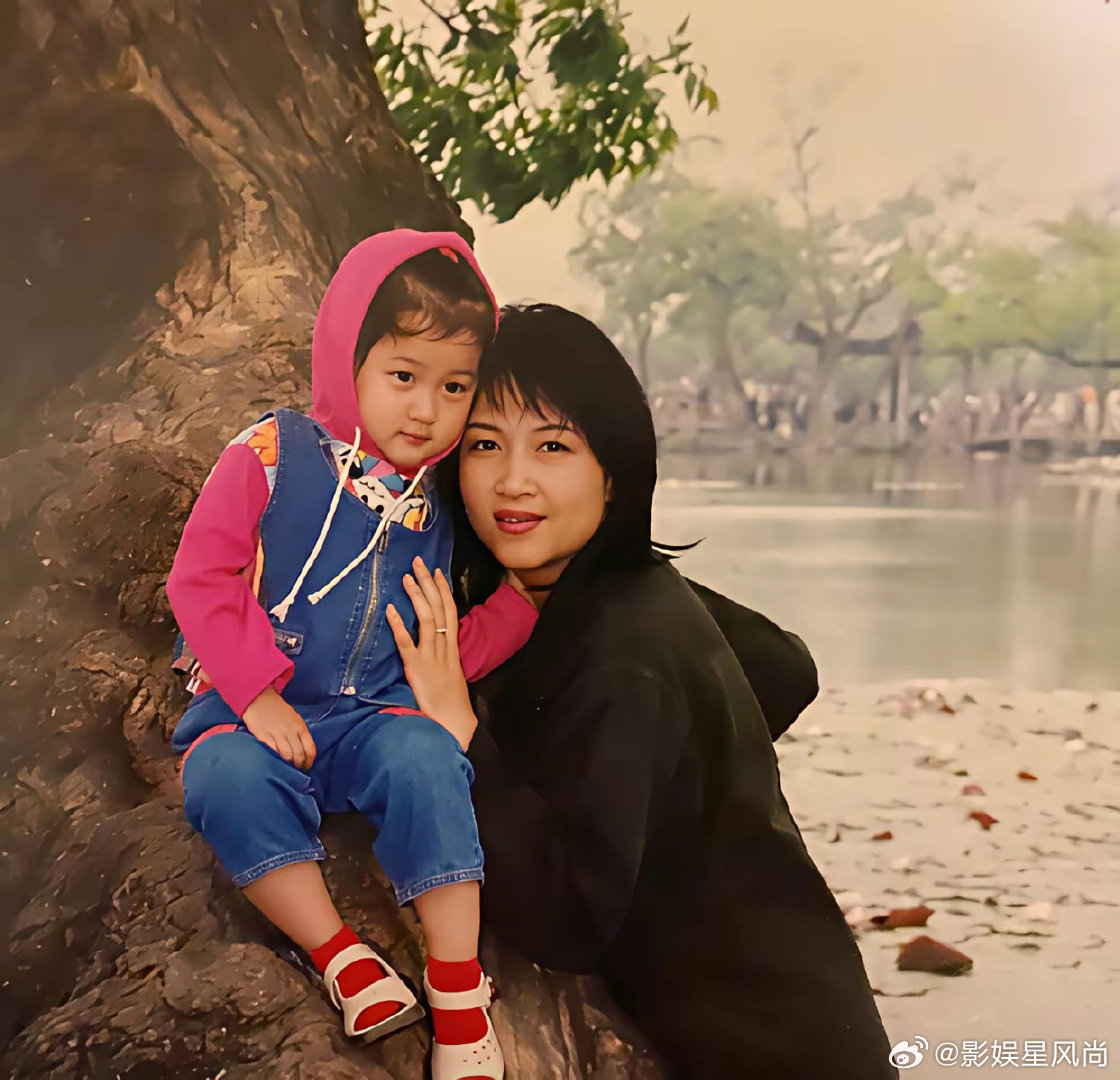 小时候的关晓彤和妈妈的合影留念，关晓彤遗传了妈妈的美，小时候的她就是美人胚子，嘟