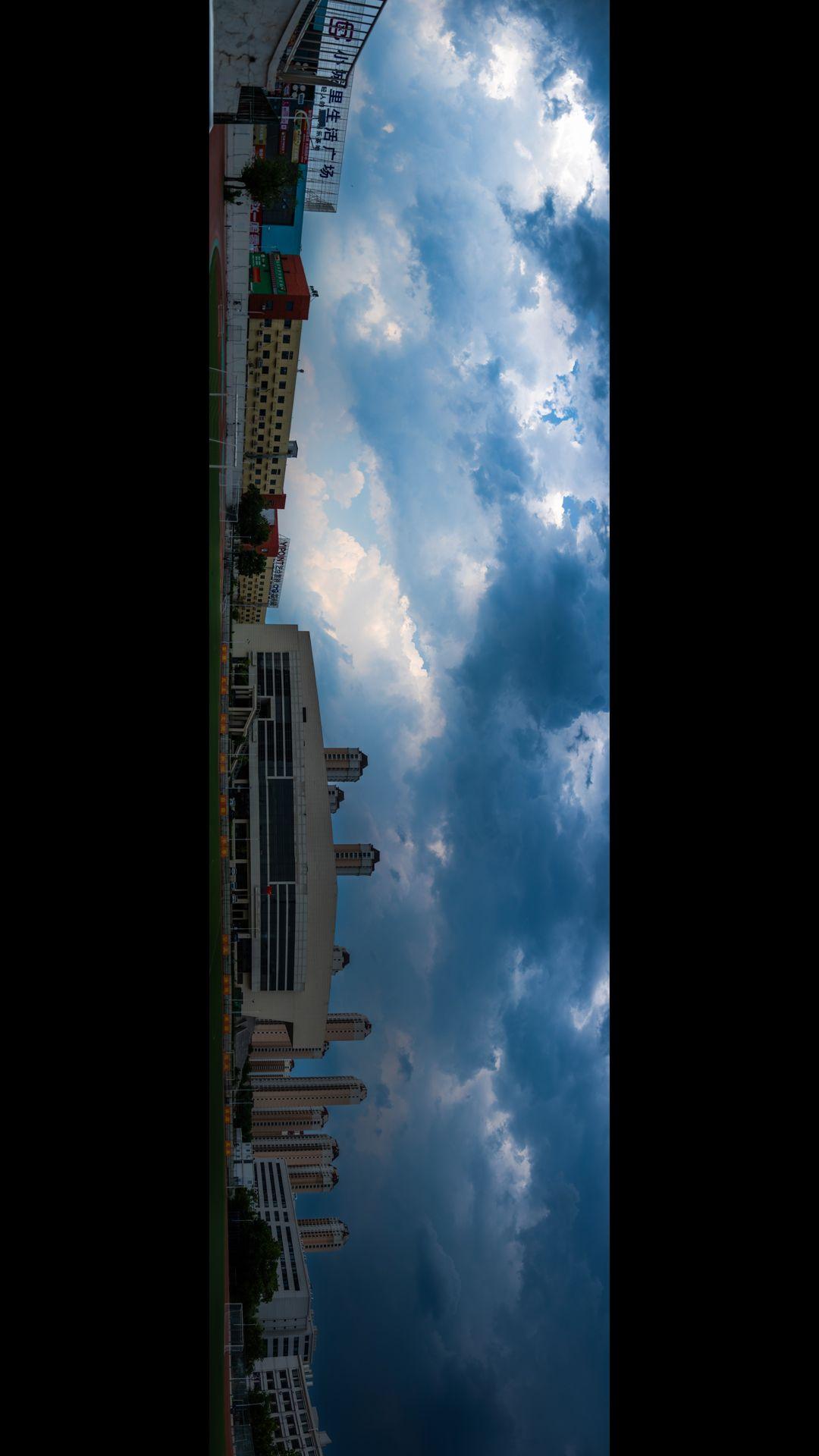 天上有一个水墨的世界。