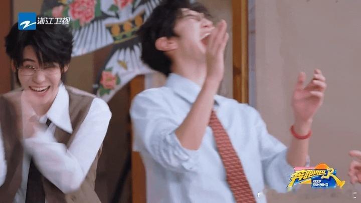陈哲远头发是假的下巴是真的终于轮到陈哲远笑别人了 去年假发事件让陈哲远成了笑柄，