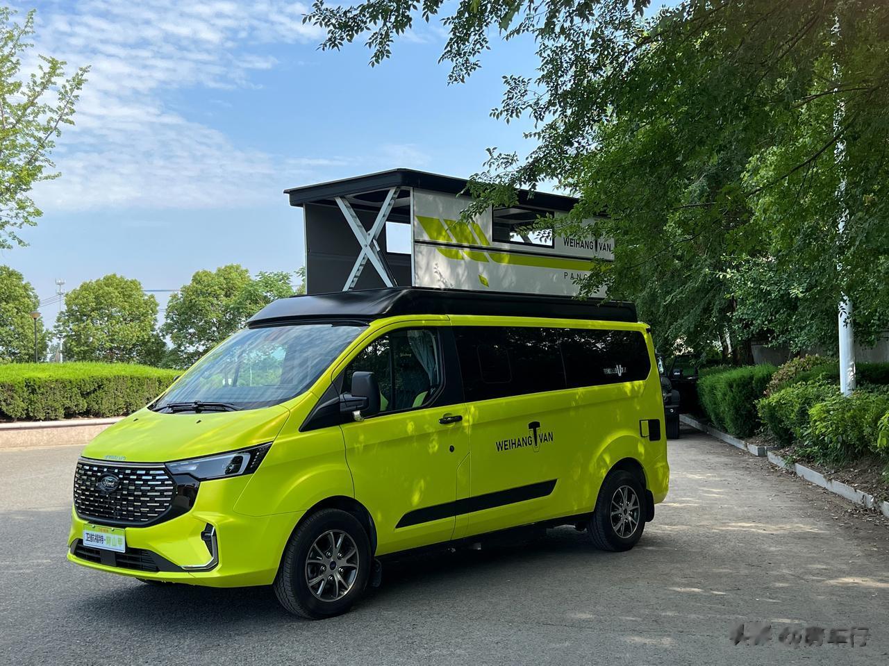 卫航·穿山甲升顶露营车，采用全顺底盘打造，荧光绿的搭配，打造出非常明显的露营氛围