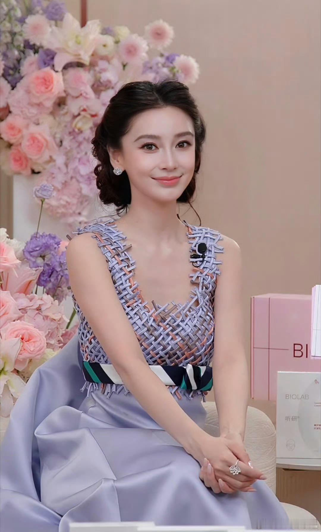 Angelababy回应被说显老 看到baby这段回应心里挺有感触。被评价显老的