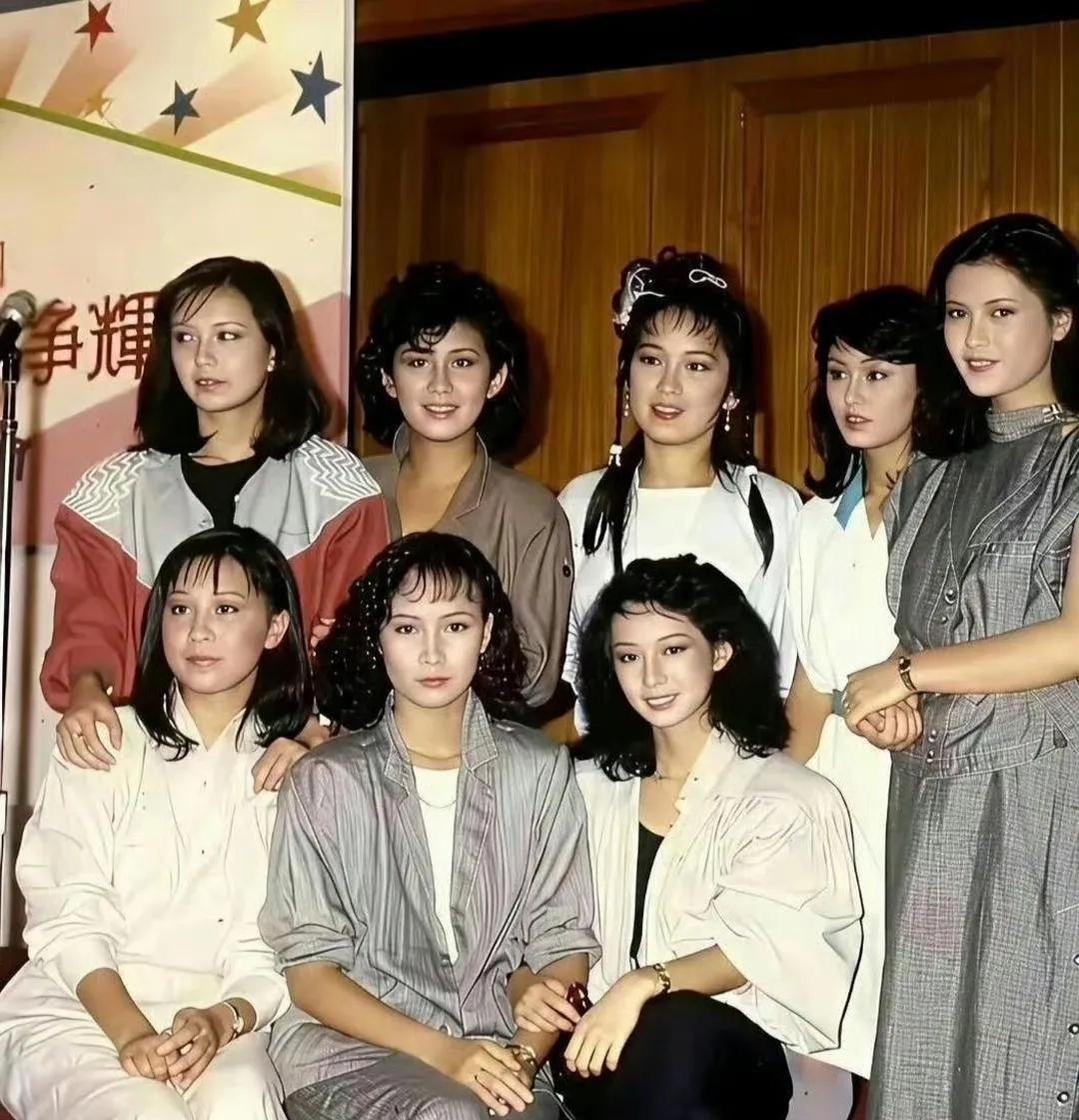 TVB翡翠八美合影，那是港风鼎盛的见证。吴君如、商天娥等佳人齐聚，眉眼含情，风华