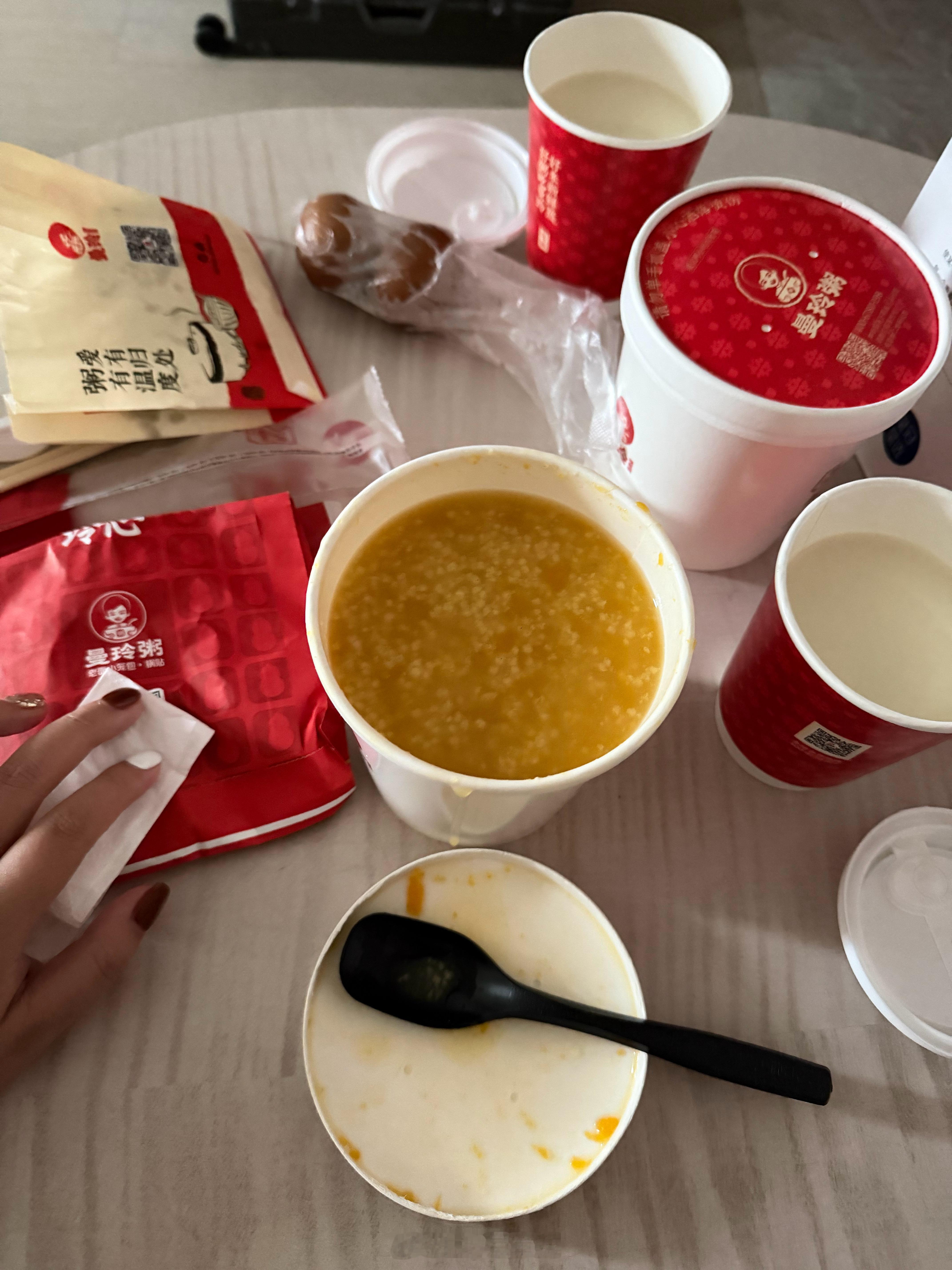 错过酒店早餐的两个人只能苦哈哈😂自己解决这一餐了晚上睡不着早上起不来