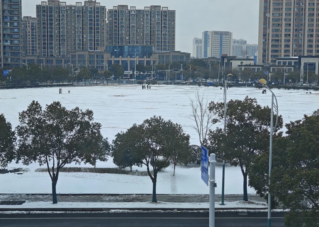 淮安下雪了
江苏淮安大雪，学生停课在雪地上聚集堆雪人，淮安作为秦岭淮河一线所在，