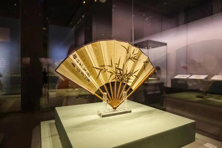 古代文人为什么喜欢随身携带扇子？不只是用来纳凉


翻看古装书画、影视画面，古代