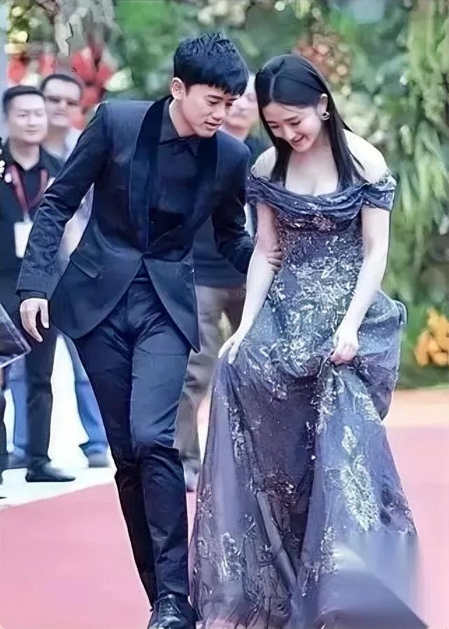 “张杰靠谢娜”？别急着翻白眼。

真相是：他先唱进人心，她才伸手拉他一把。

没