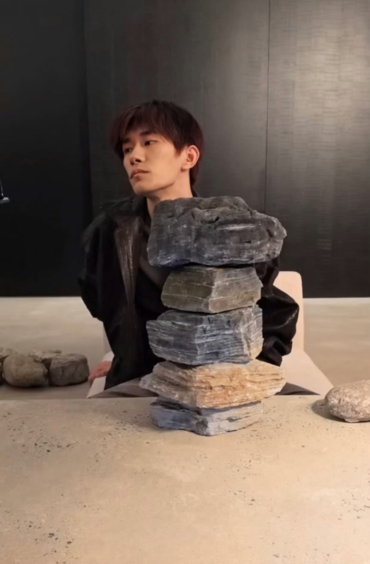 易烊千玺微博直播 咦？这怎么摞起来石头啦哈哈哈哈哈 ​​​