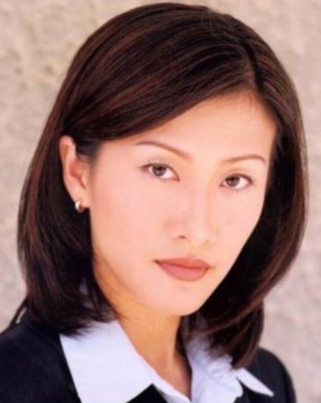 2001年，陈慧珊为了抱紧梁锦松的大腿，主动抛弃了自己的丈夫，不曾想，梁锦松却因