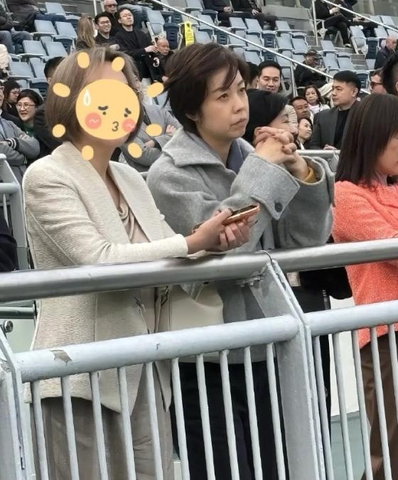 张怡宁现身香港赛马场，64岁徐威出镜依旧帅，夫妇表情严肃气场强！！ 