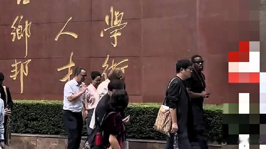 多国诗人走进重庆沙磁片区，踏古巷寻山城诗意
 
嘉陵江畔传来动人诗声！不少市民拍
