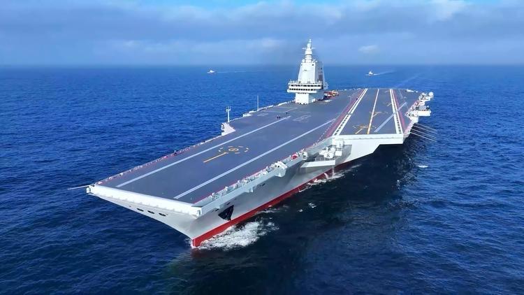 清晨一觉睡醒，
军迷圈就炸开了锅！
5号三亚军港那仪式刚结束，网上就传开了福建舰