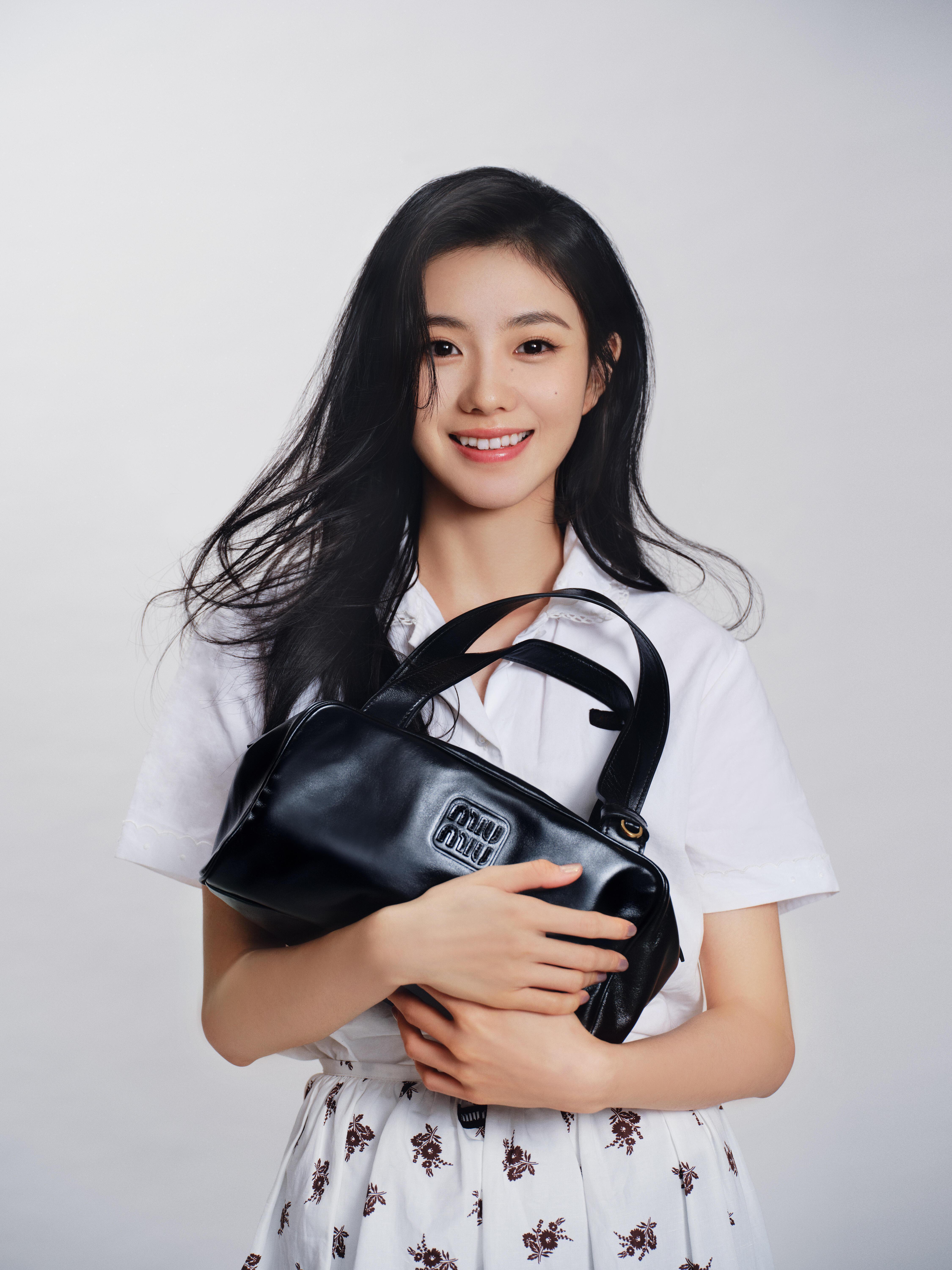 Miu Miu品牌大使刘浩存、赵今麦，演员李斯丹妮 出镜 Miu Miu 202
