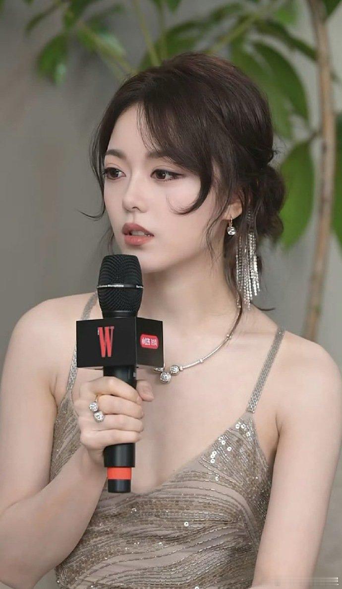 赵今麦造型师出来挨夸 赵今麦亮片吊带长裙 赵今麦亮片吊带长裙美到窒息！造型师搭配