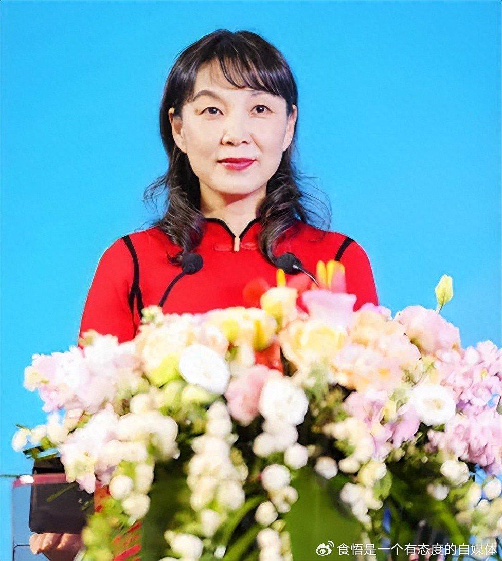 追随宗庆后 30 年的杜建英，退休 5 年后突然携私生子宗继昌入局，全新成立食品