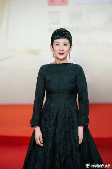 吴君如左手邓为右手王星越花儿与少年花少新鲜名场面出炉，吴君如左右两边分别挨着邓为