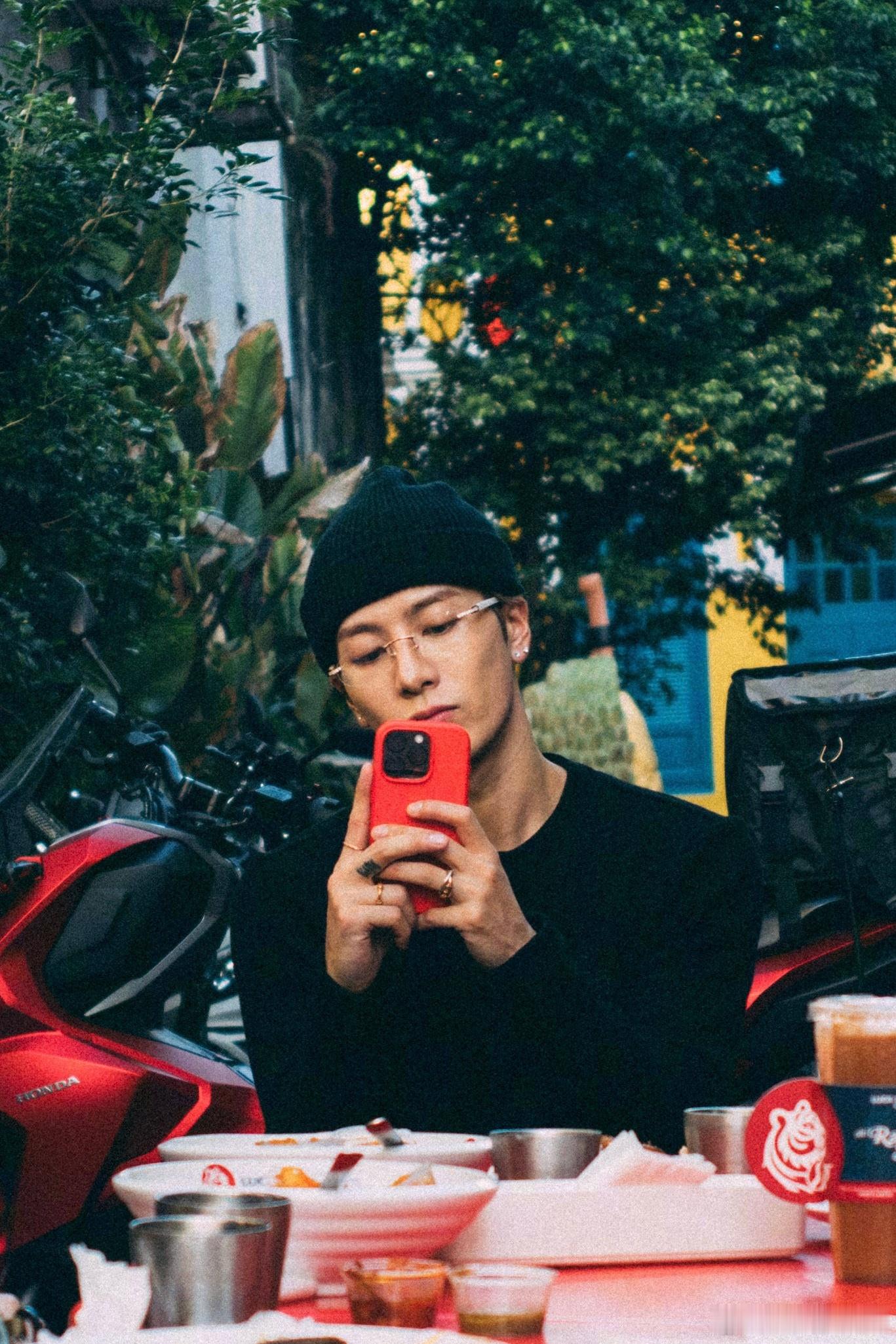 你在对面 你在拍王嘉尔 ​​​