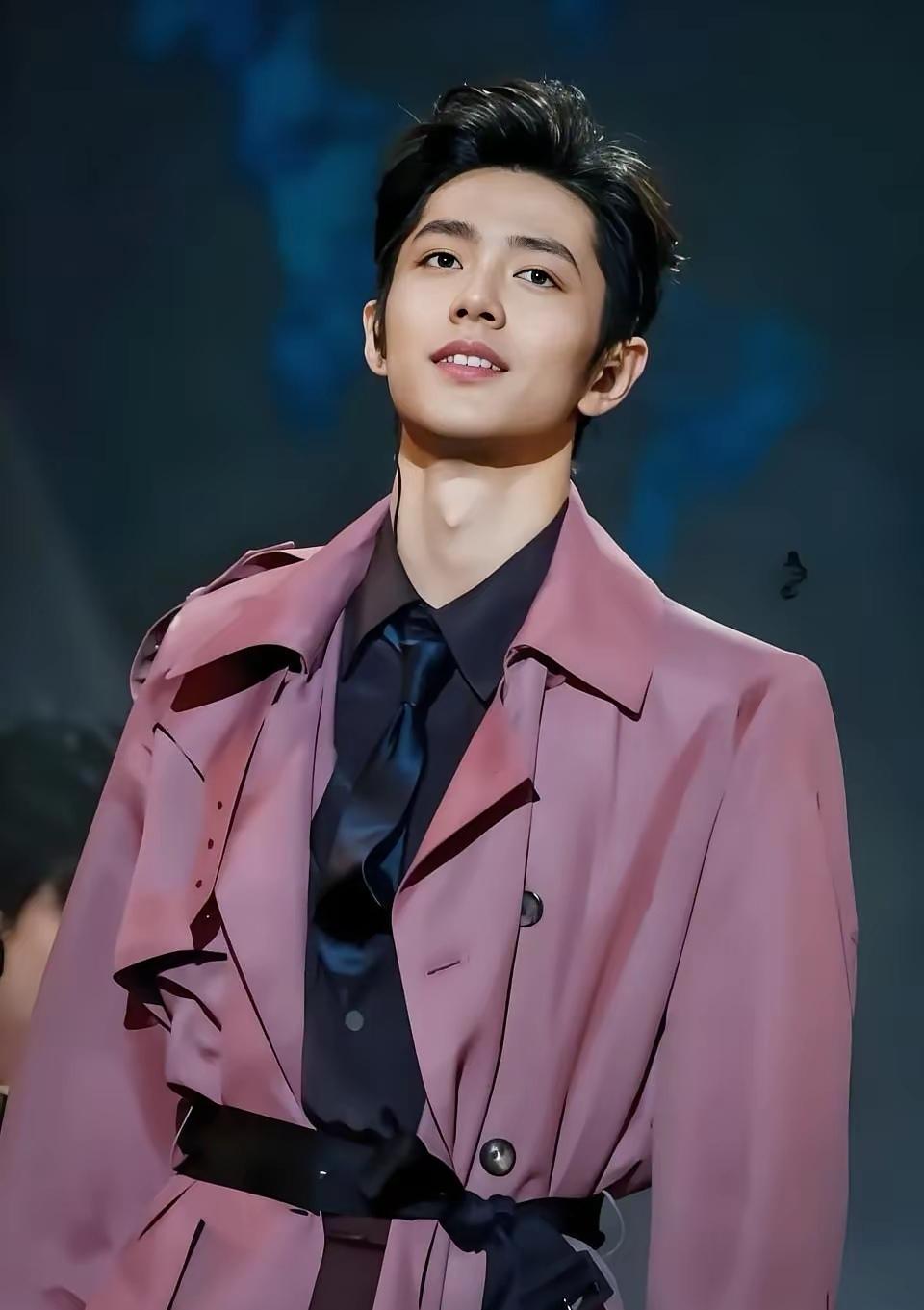 看肖战跨年晚会说的那段话，越品越有味道。
 
“认真的时候工作，糊涂的时候读书，