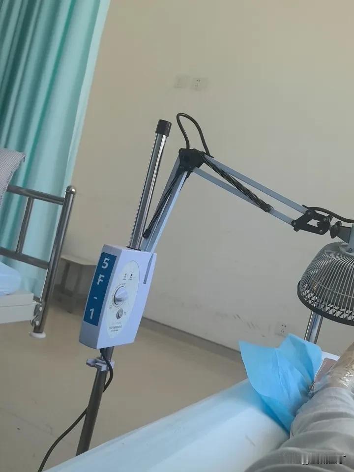 临床大姐一进病房就高兴地说：“今儿是俺媳妇送我来的，俺媳妇去做产后康复，顺路。