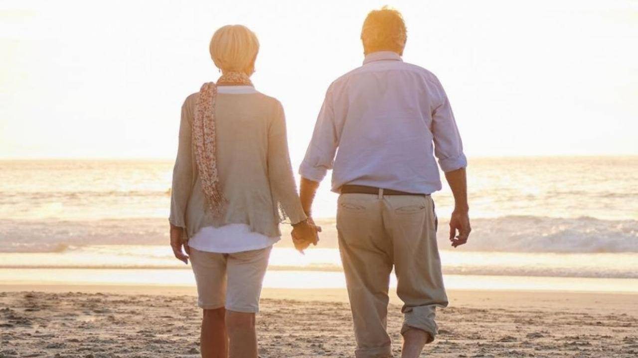 我今年42岁，和前妻离婚六年。最近，前妻突然很频繁地来我们家看孩子，每次还大包小