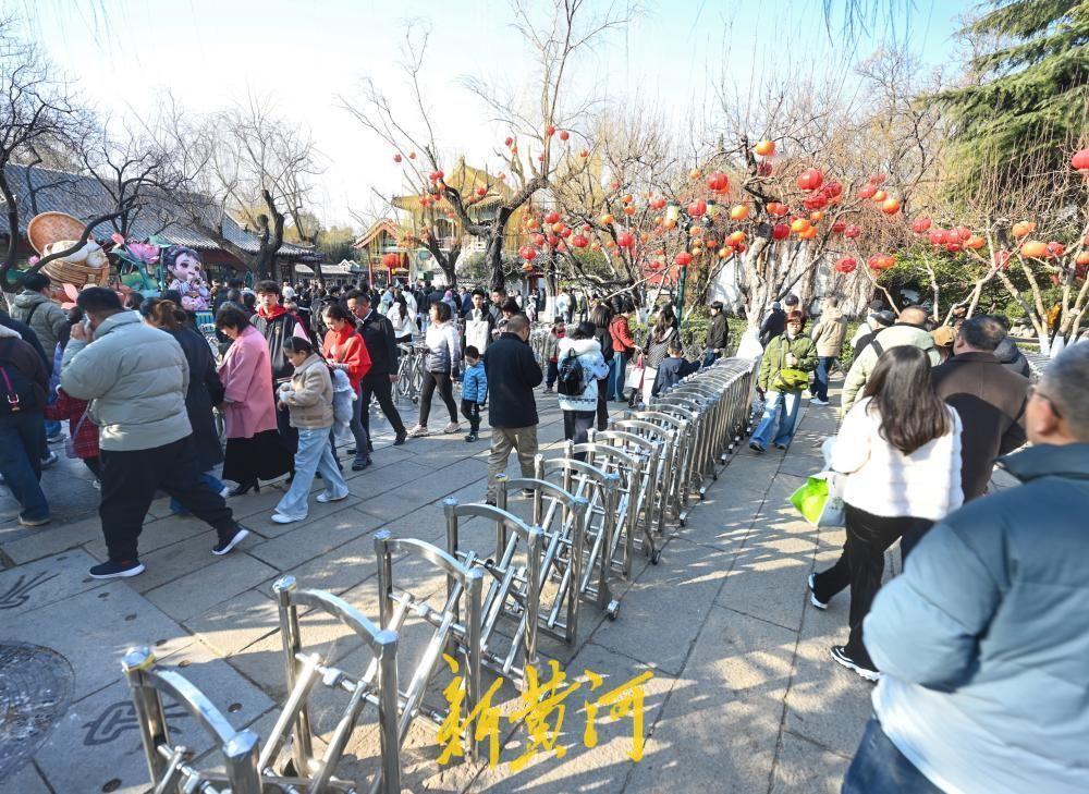 2月18日（农历大年初二）上午，趵突泉公园三个大门外和主景区都设置了隔离通道，现