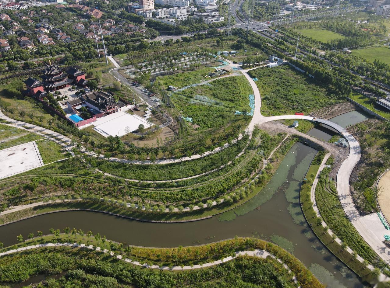 近日，中建八局承建的东郊体育公园项目获评上海市城市更新优质项目。项目延续张家浜生