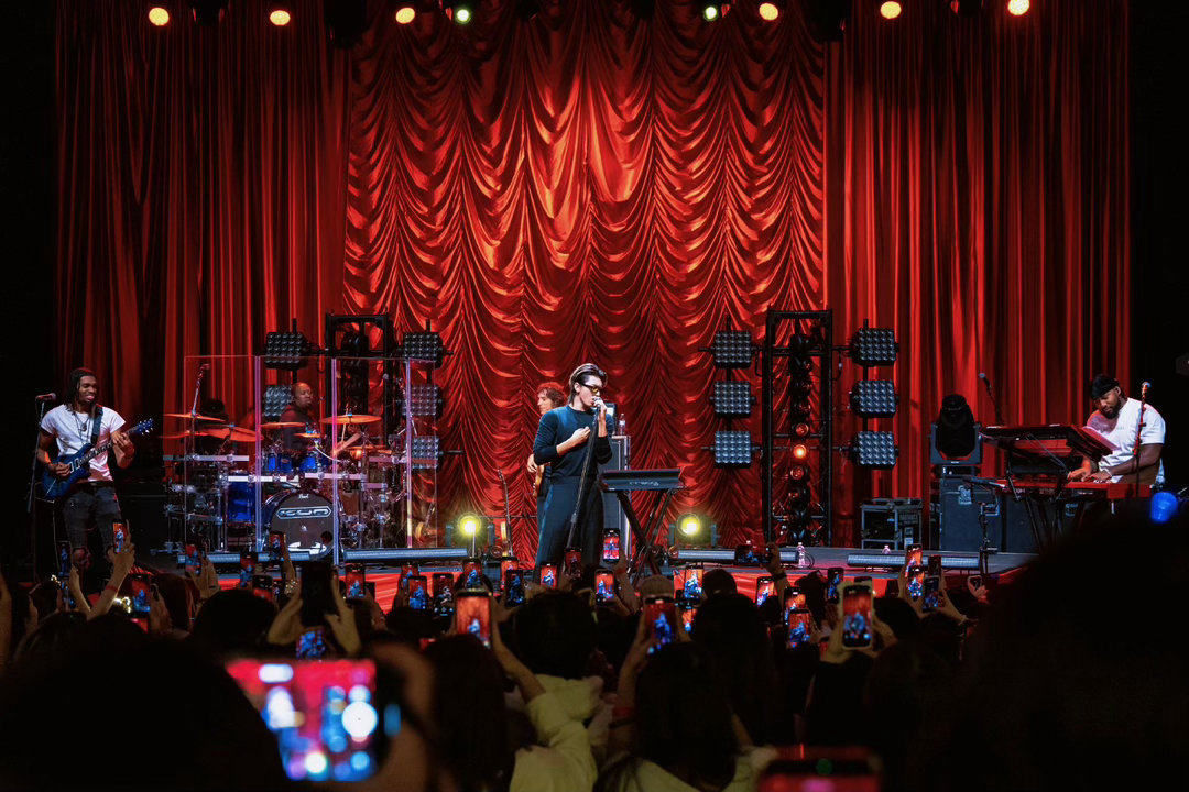 蔡徐坤给粉丝伴舞 芝加哥场粉丝唱得越大声，他在台上晃得越开心。不需要复杂编排，他