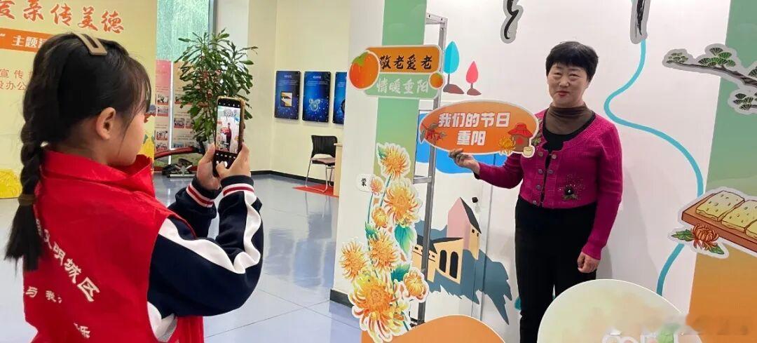 过节怎么能不拍照？活动现场用菊花、茱萸等元素布置了漂亮的主题打卡点，志愿者变身摄